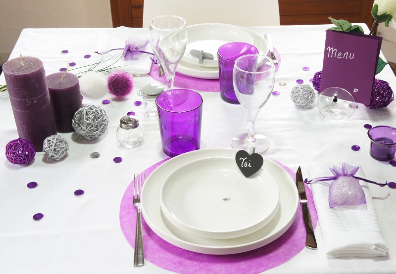 Decoration de table chic blanc et violet.